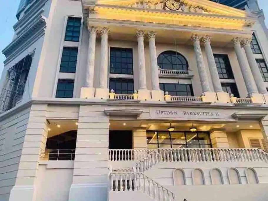 Apartment Luxe 1Br W/ Balcony @ Uptown Parksuites Manila